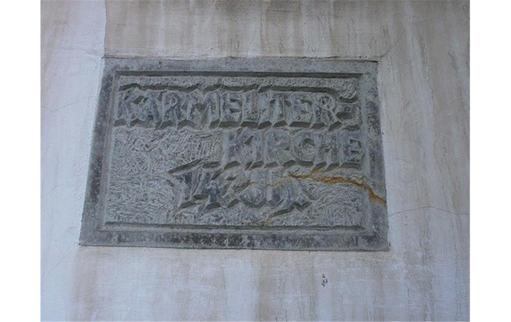 Inschriftentafel mit der Inschrift "Karmeliterkirche 14. Jh."