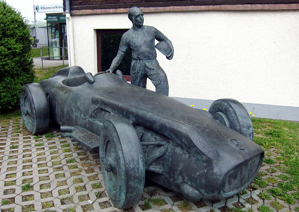 Das 2002 errichtete Denkmal für Juan Manuel Fangio am Nürburgring (2015). Es stellt den argentinischen Automobilrennfahrer mit einem Mercedes-Benz W 196 "Silberpfeil" dar.