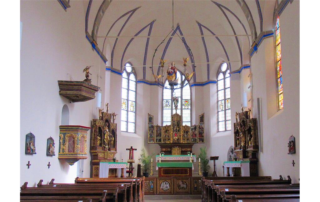 Katholische Pfarrkirche St. Michael in Zell-Merl, Blick in den Altarraum und auf die Kanzel links im Bild (2020).