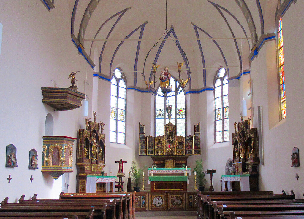 Katholische Pfarrkirche St. Michael in Zell-Merl, Blick in den Altarraum und auf die Kanzel links im Bild (2020).