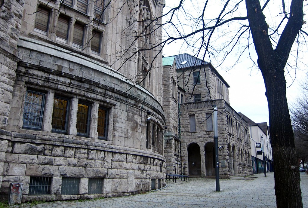 Das Rabbinerhaus hinter der Südseite der Alten Synagoge Essen (2014).