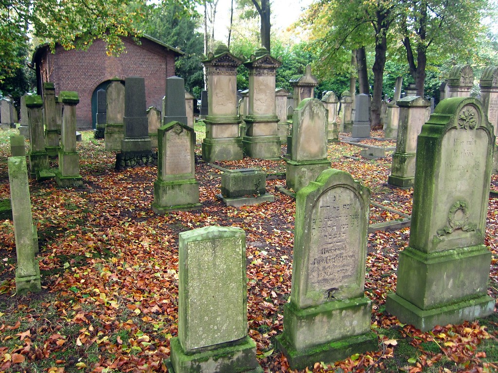Grabmale und die im Hintergrund befindliche Trauerhalle auf dem Alten Jüdischen Friedhof an der Heideckstraße in Krefeld (2014).