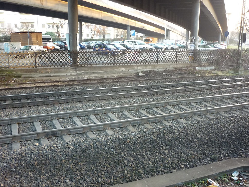 Gleise der ehemaligen Strecke von Bonn-Hauptbahnhof nach Oberkassel (Trajektbahn), unter der Reuterbrücke