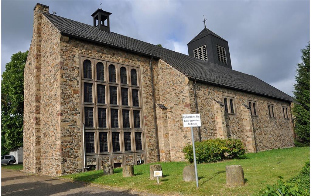 Die nach dem Zweiten Weltkrieg neu erbaute katholische Pfarrkirche in Hürtgenwald-Gey im Kreis Düren (2017)