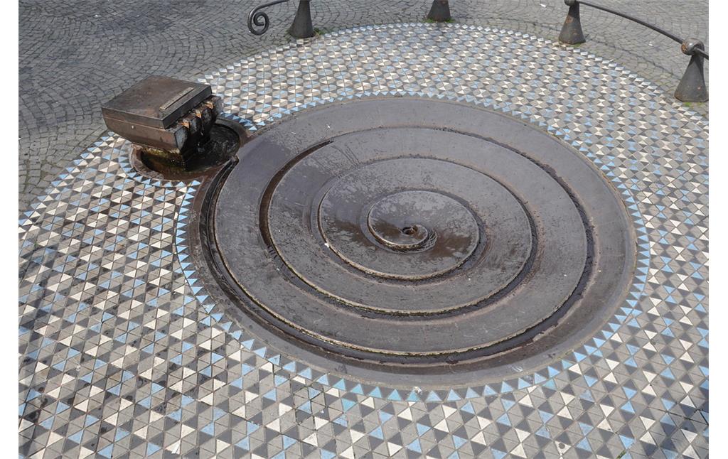 Detailansicht des spiralförmigen Wasserlaufs am Taubenbrunnen in Köln (2018)
