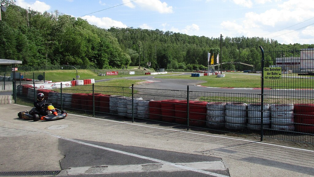 Blick vom Fahrerlager am Start- und Zielhaus auf die Kartrennstrecke Erftlandring in Kerpen-Manheim (2022).