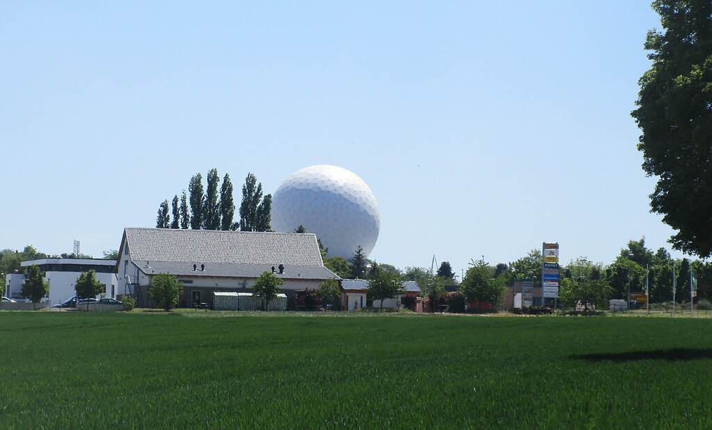 Blick auf die in ihrem Durchmesser 47,5 Meter umfassende Radarkuppel "Radom" bei Wachtberg-Berkum im Drachenfelser Ländchen (2020).
