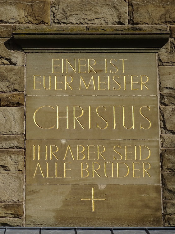 Inschrift an der Johanneskirche in Maikammer (2018)