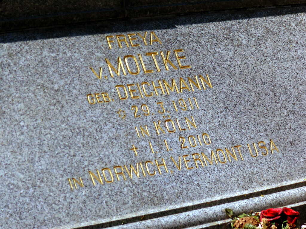 lnschrift zu Ehren von Freya Gräfin von Moltke an der Grabstätte der Familie Deichmann auf dem Melatenfriedhof in Köln-Lindenthal (2020).
