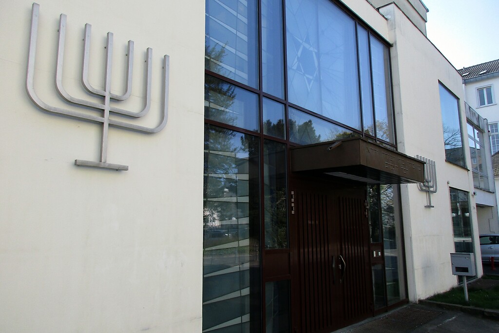 Der Eingangsbereich zum Gebäude der Neuen Synagoge in der Tempelstraße in Bonn-Gronau (2022).