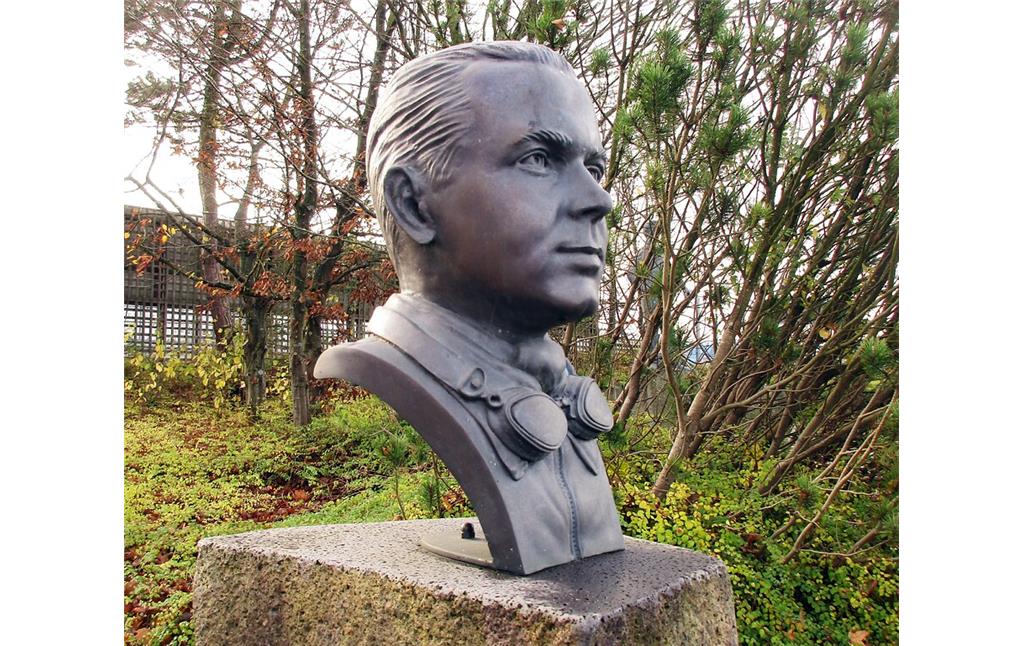 Porträthafte Bronzebüste des Automobilrennfahrers Rudolf Caracciola (1901-1959) auf dem zu seinen Ehren errichteten Caracciola-Denkmal am Nürburgring (2020).