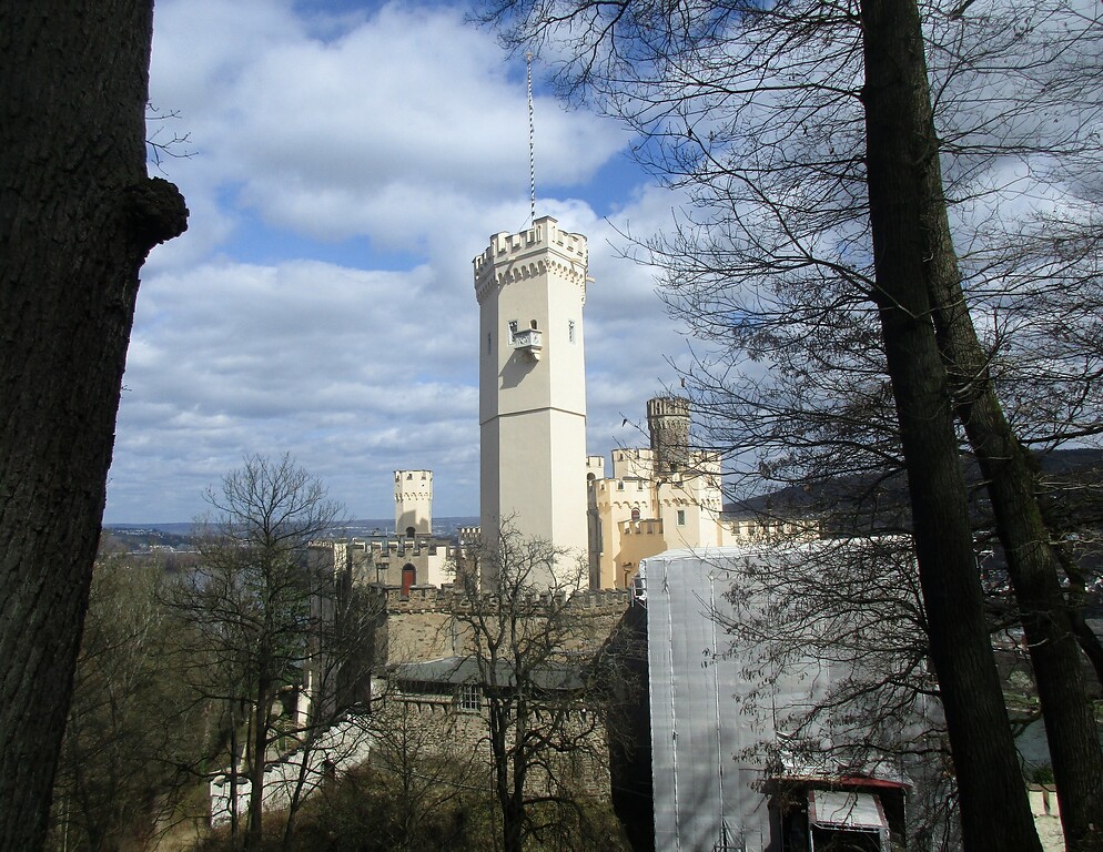 Blick aus südwestlicher Richtung auf Gebäude von Schloss Stolzenfels bei Koblenz (2021).