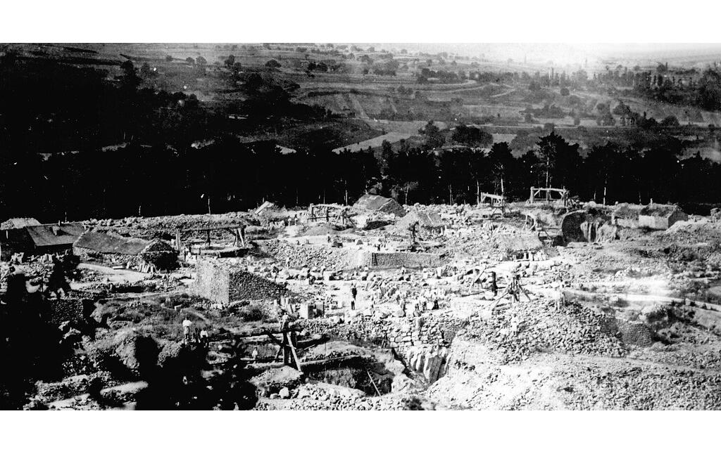 Blick auf das Steinbruchgelände im Kottenheimer Winfeld (um 1890)