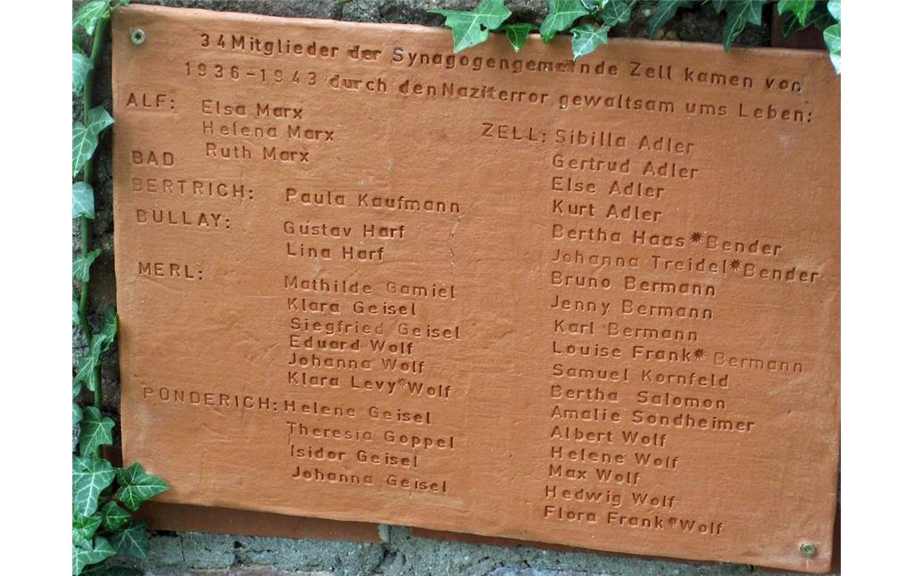 Die erneuerte Gedenktafel aus Ton zum Gedenken an die Opfer der Synagogengemeinde der NS-Zeit auf dem jüdischen Friedhof Nispelter Kehr in Bullay (2015).