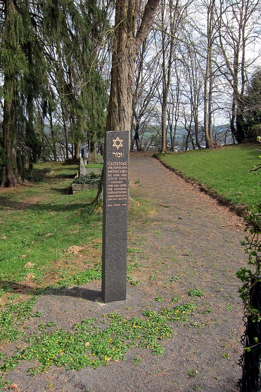 Gedenkstein in Form einer Stele auf dem Jüdischen Friedhof am Ersfeld in Eitorf, der zum Gedenken an die hier Bestatteten und an die Opfer der Nationalsozialistischen Gewaltherrschaft mahnt (2014)