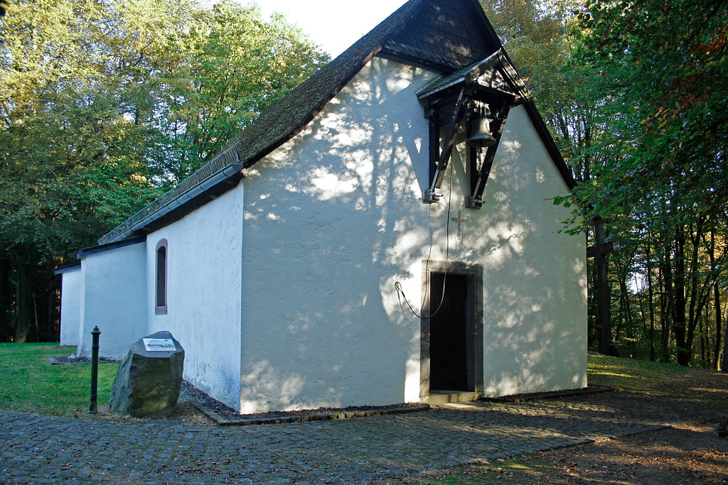 Die Westseite der Schwarzenbergkapelle in Kelberg mit der 2006 vom damaligen Kelberger Bürgermeister Werner Blum gestifteten neuen Glocke (2011).
