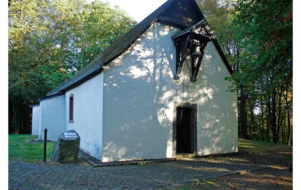 Die Westseite der Schwarzenbergkapelle in Kelberg mit der 2006 vom damaligen Kelberger Bürgermeister Werner Blum gestifteten neuen Glocke (2011).