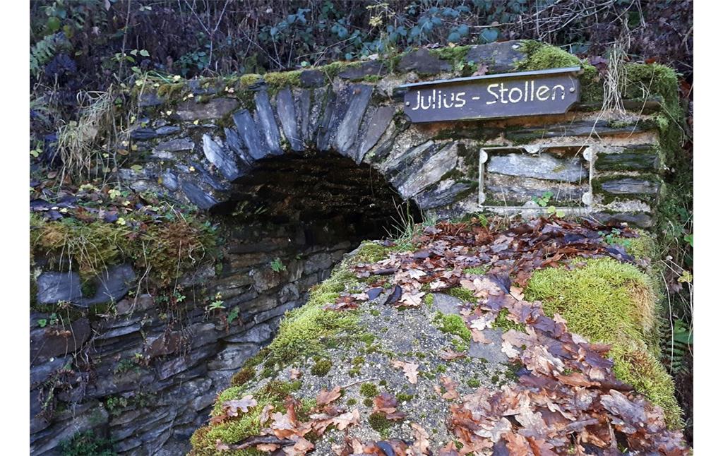 Zugang zum "Julius-Stollen" im Bereich der früheren Schieferbergwerke im Kaulenbachtal bei Müllenbach (2017)