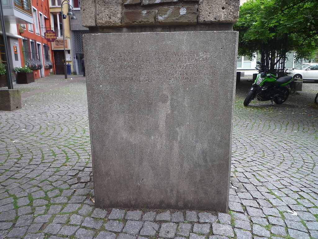 Mit Inschrift versehener Sockel der Schmitz-Säule bei Groß Sankt Martin in Köln-Altstadt-Nord (2011).