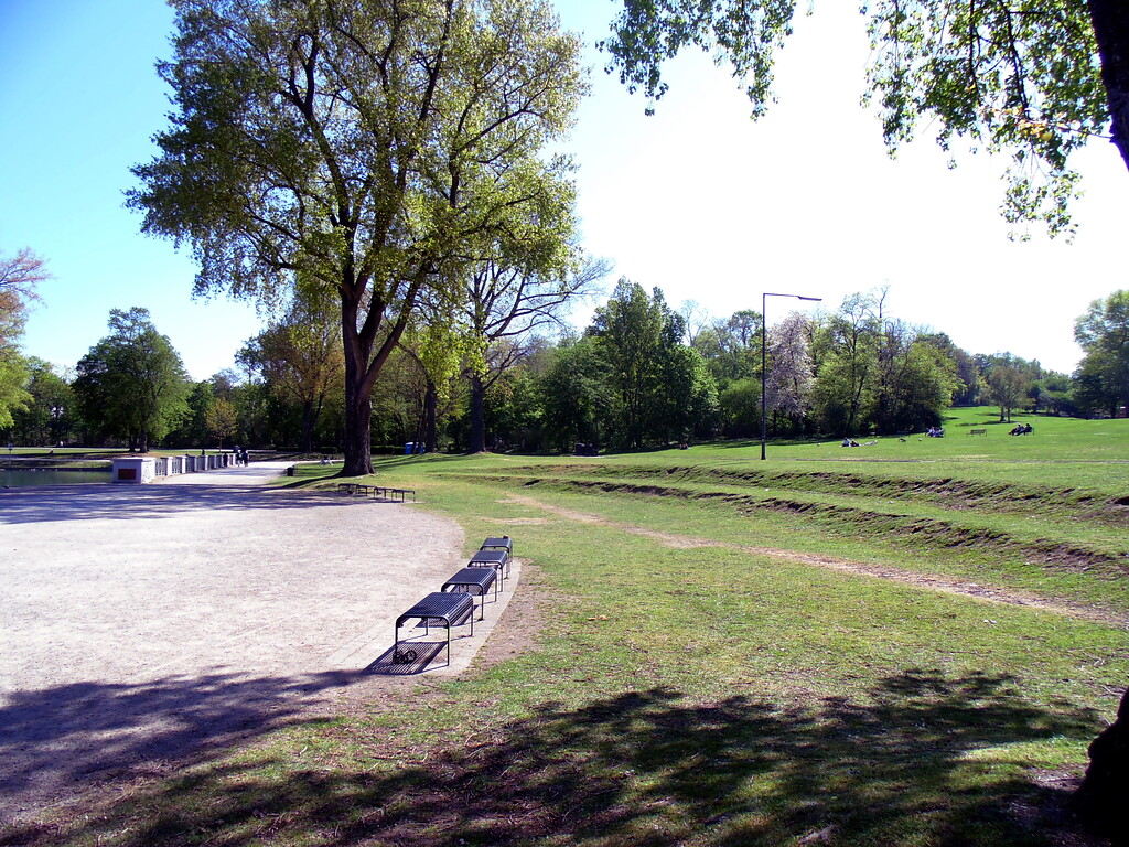 Trümmerhügel des Horishima-Nagasaki-Parks am Aachener Weiher in Köln-Lindenthal (2020)