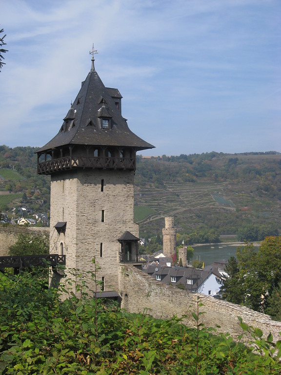 Kuhhirtenturm in Oberwesel (2016): Der Kuhhirtenturm liegt im Stadtgraben und weist als einziger Turm sechs Stockwerke auf, sodass er sich in besonderem Maße als Wachturm eignet.