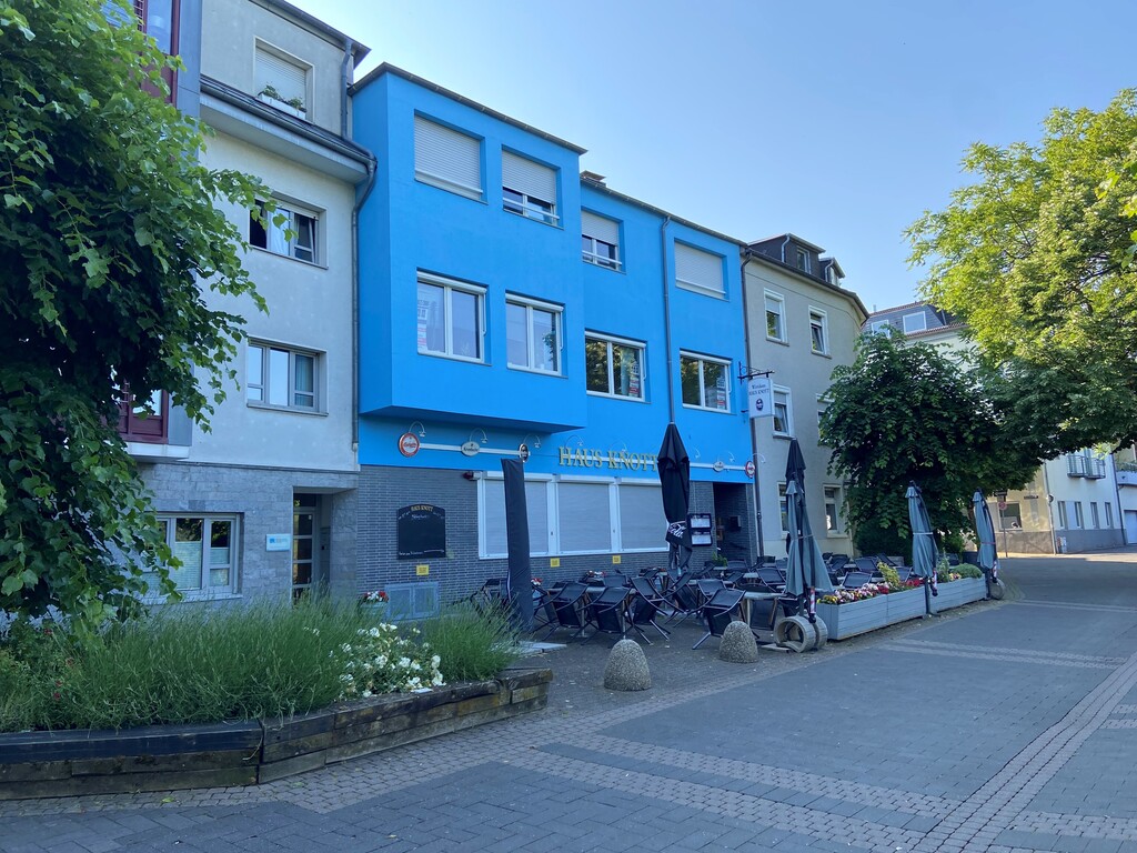 Das "Haus Knott" auf dem Friedrich-Ebert-Ufer in Porz (2023). Seit 1782 befindet sich an dieser Stelle ein Gasthaus.