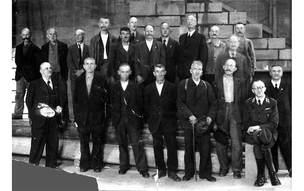 Gruppenfoto vom Richtfest der "rekonstruierten" Reichsburg Trifels, vom 6. Juli des Jahres 1944.