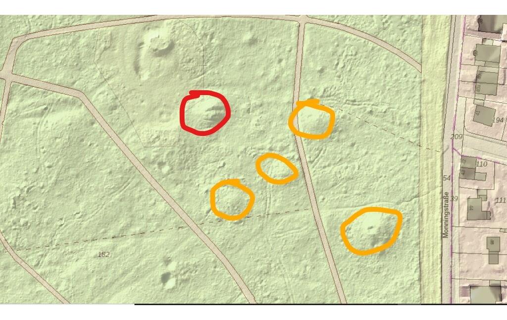 Die Grabhügel an der Monning links und rechts des heutigen Weges werden im Laserscan (LIDAR) als leichte Erhebungen im Gelände sichtbar (2023).