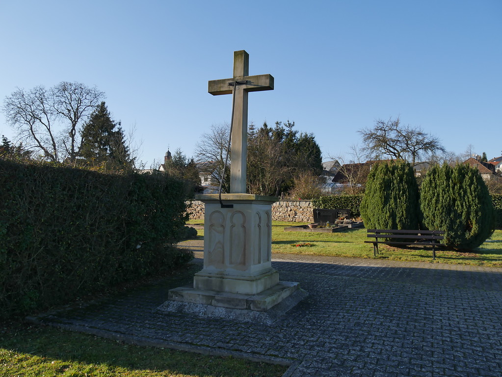 Rückseite des zentralen Friedhofskreuzes des Friedhofs Dörrebach (2016)