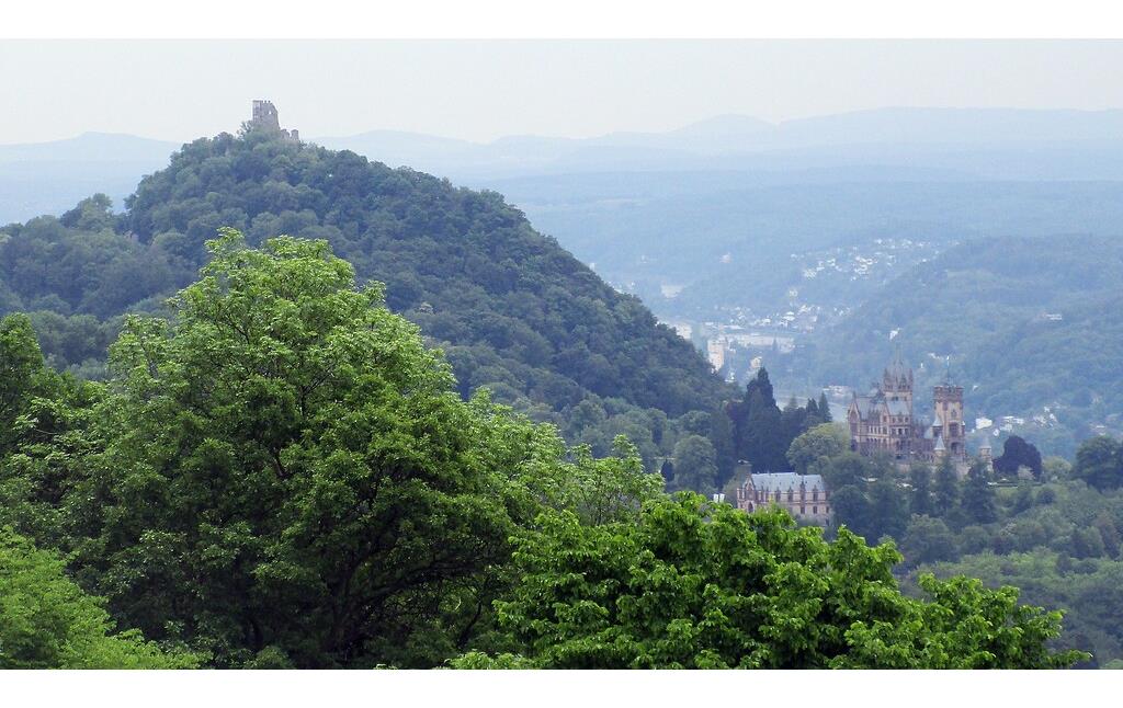Blick auf den Berg und die Burgruine Drachenfels (links) und Schloss Drachenburg im Siebengebirge, Ansicht vom Petersberg aus (2020).