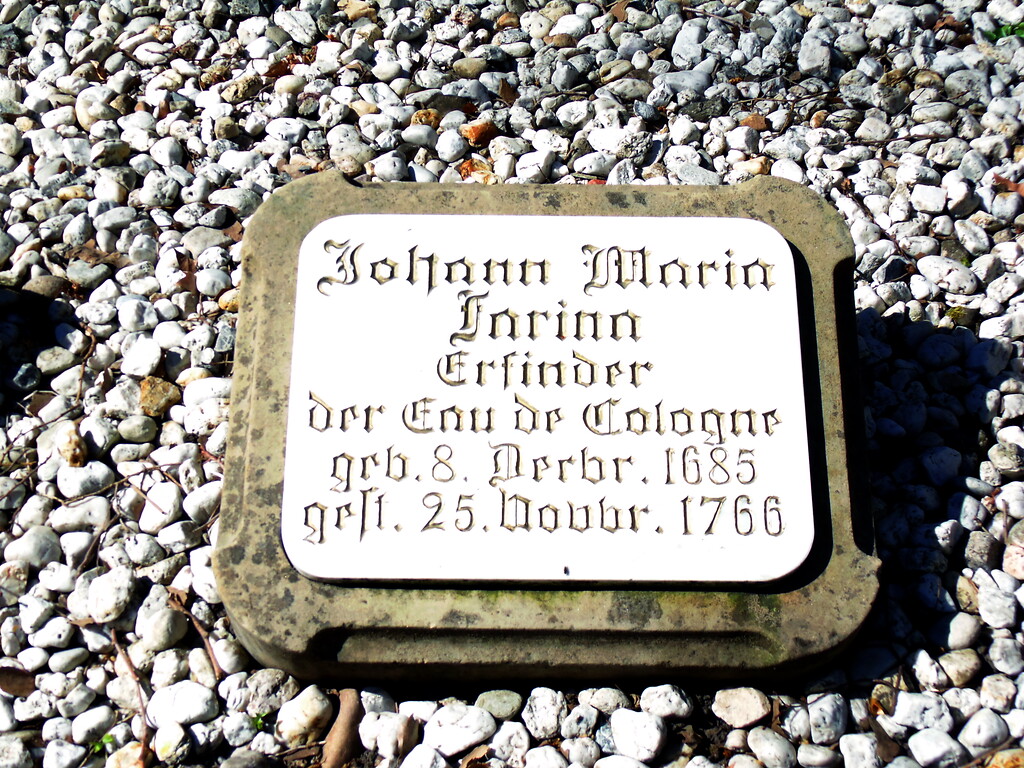 Der Grabstein von Johann Maria Farina (1685-1766), Erfinder des "Eau de Cologne", auf dem Kölner Friedhof Melaten (2020).