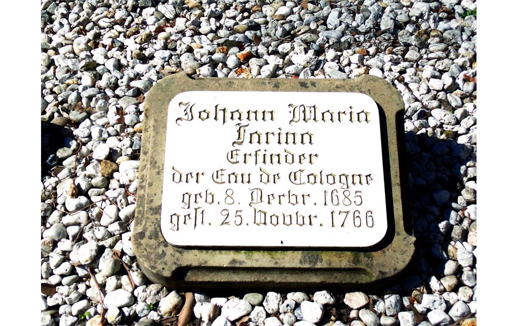Der Grabstein von Johann Maria Farina (1685-1766), Erfinder des "Eau de Cologne", auf dem Kölner Friedhof Melaten (2020).