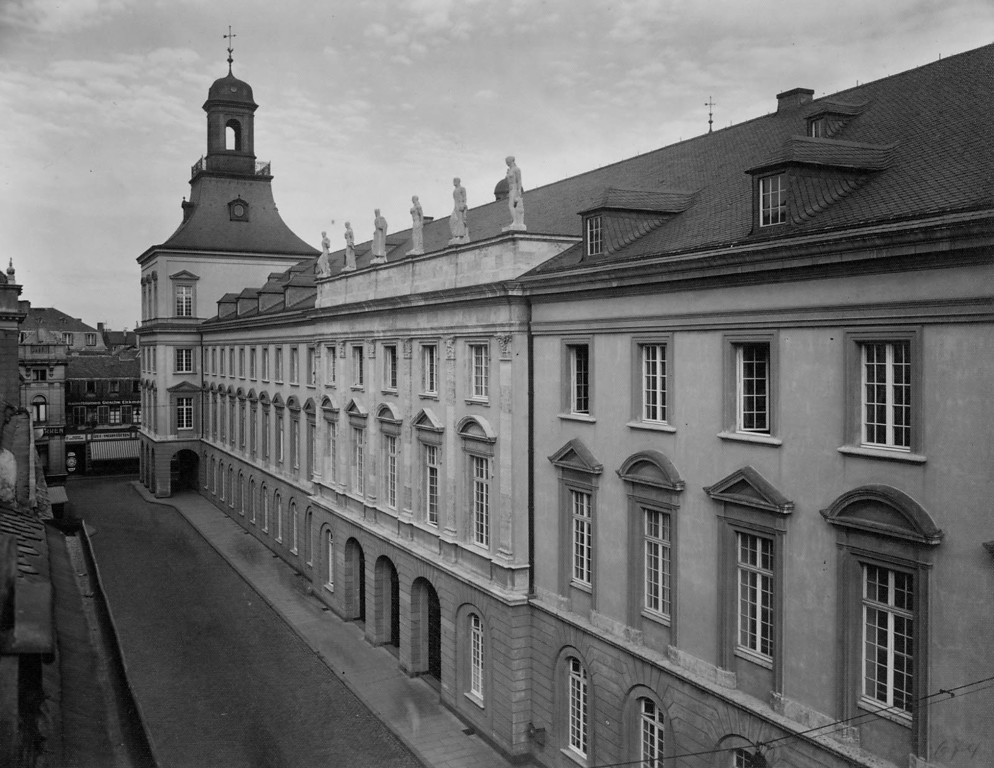 Die nördliche Fassade des kurfürstlichen Schlosses in Bonn nach dessen Erweiterung im Zustand vor 1944