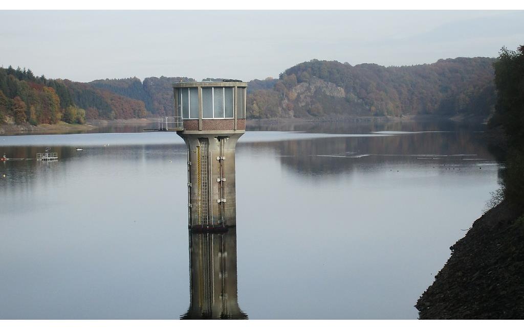 Der Wasserentnahme- und Pegelturm im Stausee der Wahnbachtalsperre (2016).