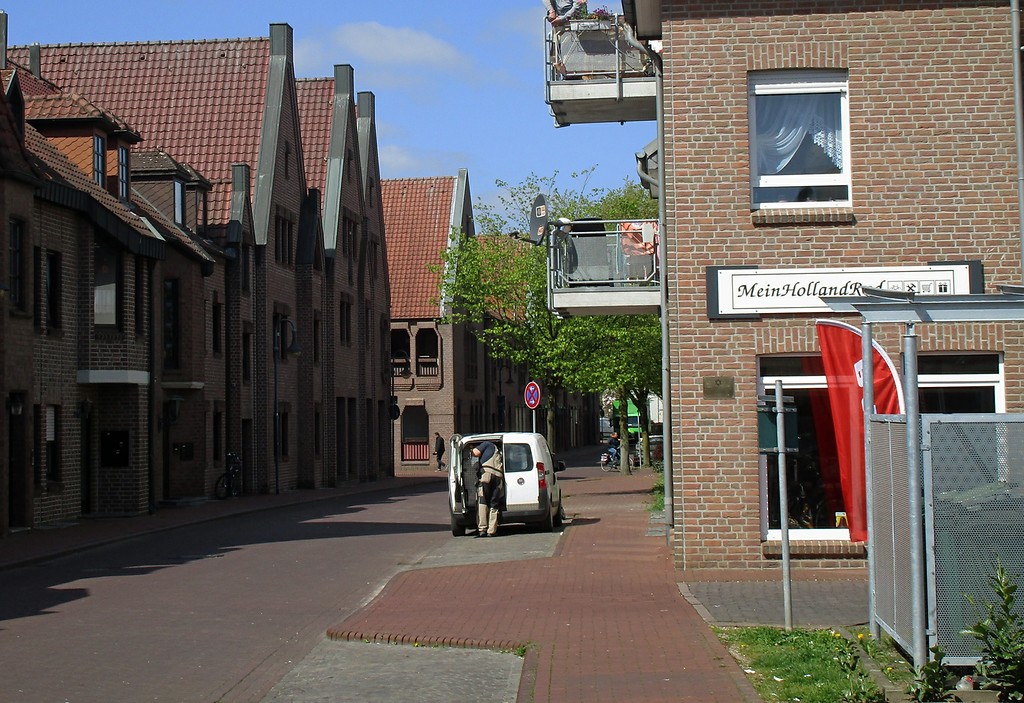 An dem Geschäftshaus rechts im Bild befindet sich die Gedenk- und Erinnerungstafel, die an den alten jüdischen Friedhof "Hinter der Mauer" in Goch erinnert (2016).