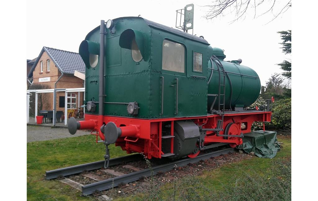 Dampfspeicherlokomotive Typ Henschel 28963 aus dem Baujahr 1947 auf dem Gelände des ehemaligen Kleinbahnhofs Ost in Elsdorf, im Hintergrund das "Café Dampflok" (2018).