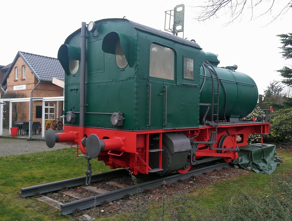 Dampfspeicherlokomotive Typ Henschel 28963 aus dem Baujahr 1947 auf dem Gelände des ehemaligen Kleinbahnhofs Ost in Elsdorf, im Hintergrund das "Café Dampflok" (2018).