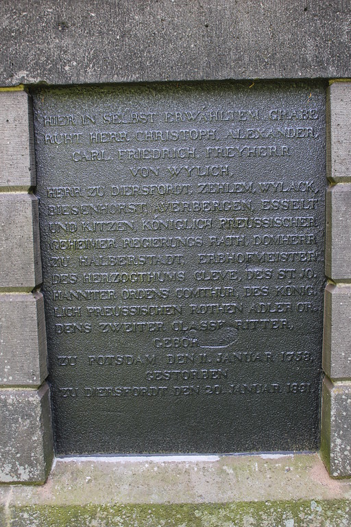 Inschrifttafel an der Erbbegräbnisstätte von Christoph Alexander von Wylich am Schloss Diersfordt (2012)