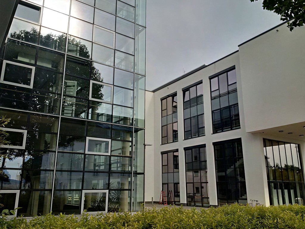 G- (links) und M-Gebäude (rechts) des Campus Koblenz der Universität Koblenz-Landau (2015).