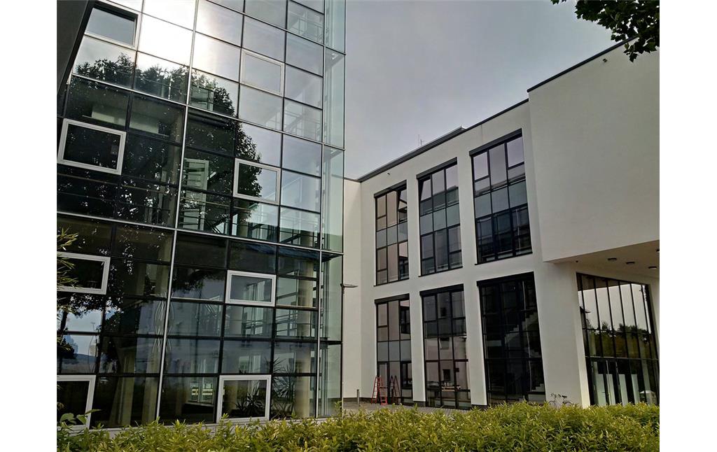 G- (links) und M-Gebäude (rechts) des Campus Koblenz der Universität Koblenz-Landau (2015).