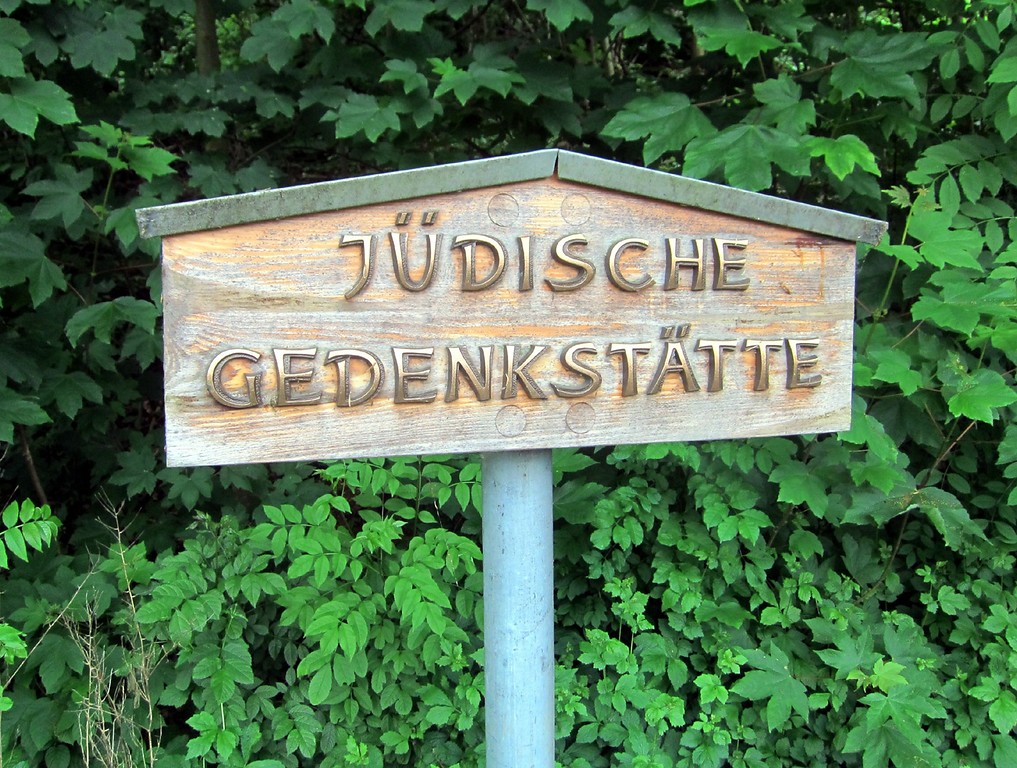 Hinweisschild auf die jüdische Gedenkstätte Ännchenstraße in Bonn-Bad Godesberg (2014).