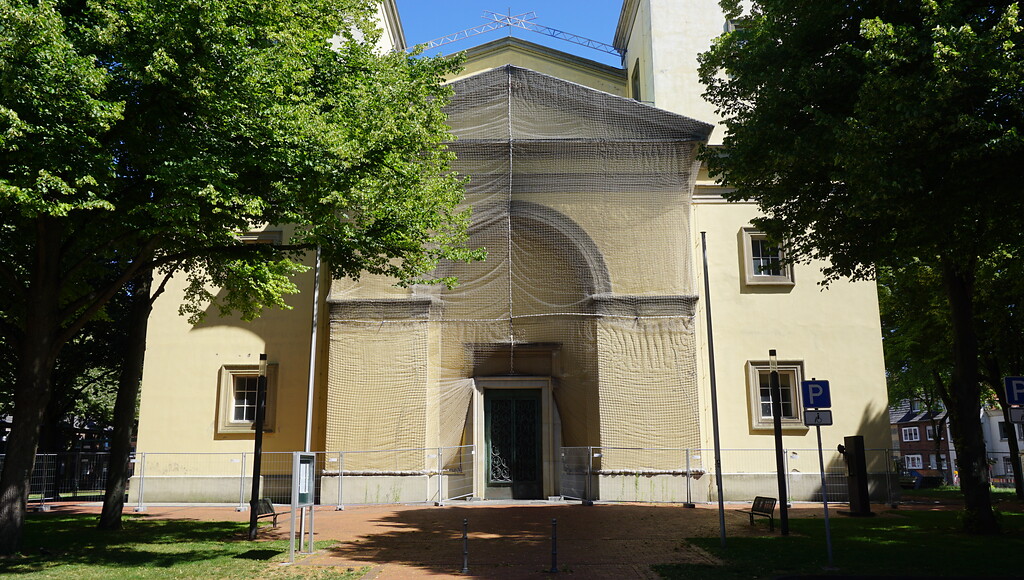 Rees, Altstadt (2022). Kirche St. Maria Himmelfahrt. Eingangsportal mit Sicherungsmaßnahmen während der Baumaßnahmen