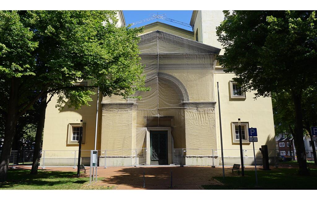 Rees, Altstadt (2022). Kirche St. Maria Himmelfahrt. Eingangsportal mit Sicherungsmaßnahmen während der Baumaßnahmen