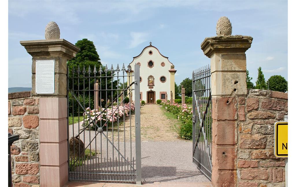 Die Marienkapelle in Kirrweiler durch das offene Tor (2021)