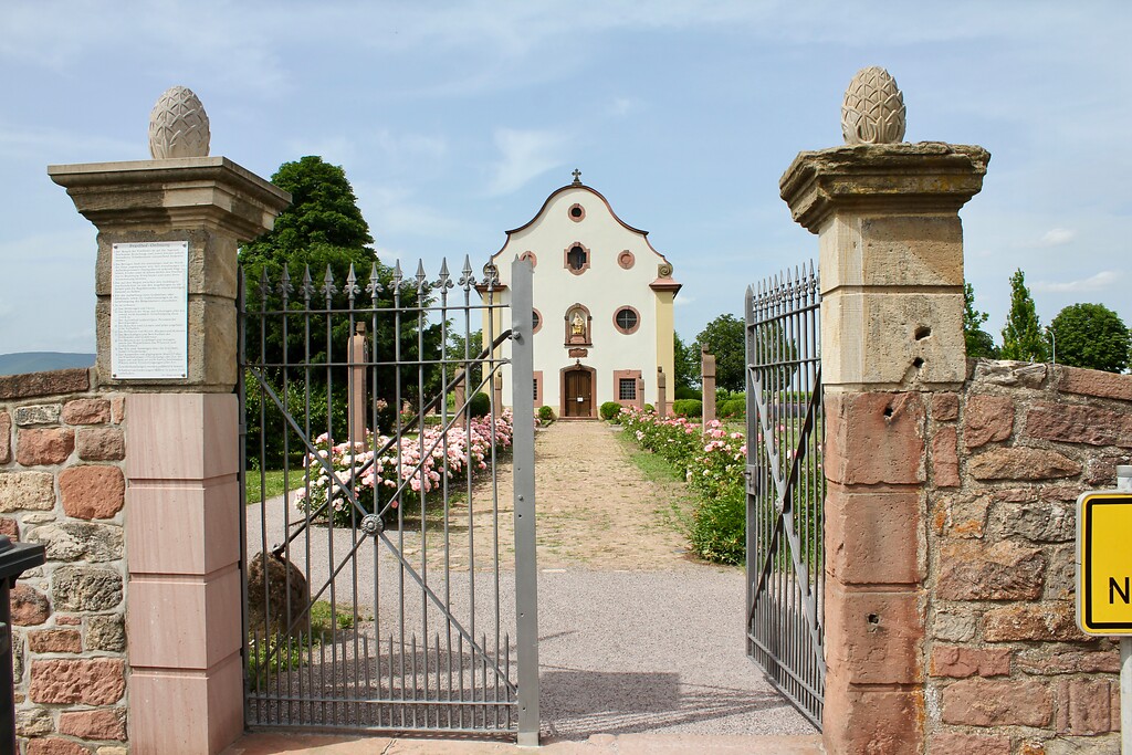 Die Marienkapelle in Kirrweiler durch das offene Tor (2021)