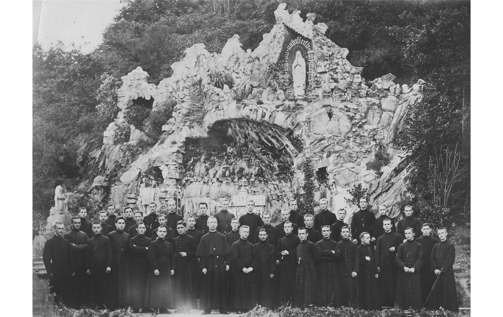 Gruppenfoto des Noviziats vor der Lourdesgrotte auf dem Gelände des Klosters Maria Engelport bei Treis-Karden (1920)
