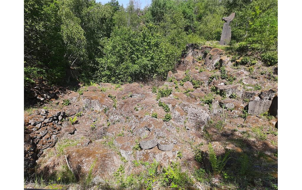 Blick auf die römische Basaltlava-Abbaustelle oberhalb des Silbersees im Mayener Grubenfeld (2020).