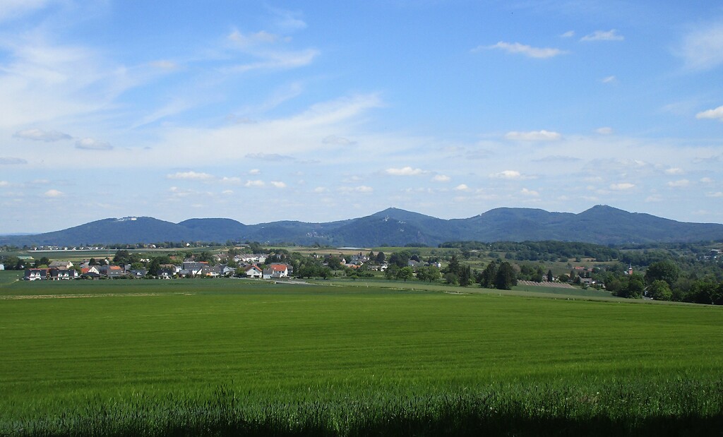 Blick vom Drachenfelser Ländchen aus über den Rhein in Richtung des Siebengebirges (2020).