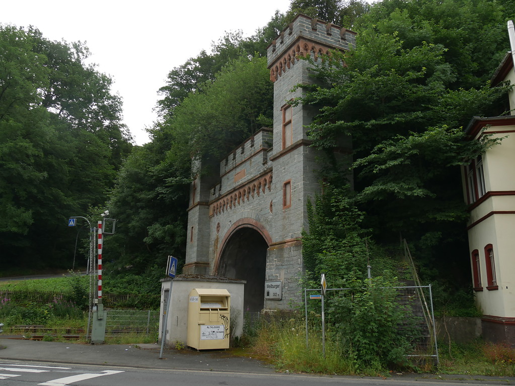 Seitenansicht des Nordportals des Eisenbahntunnels in Weilburg (2017)
