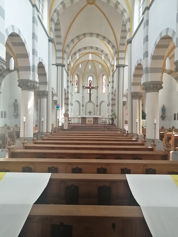 Innenansicht der Pfarrkirche Heilige Schutzengel in Dattenberg (2020).